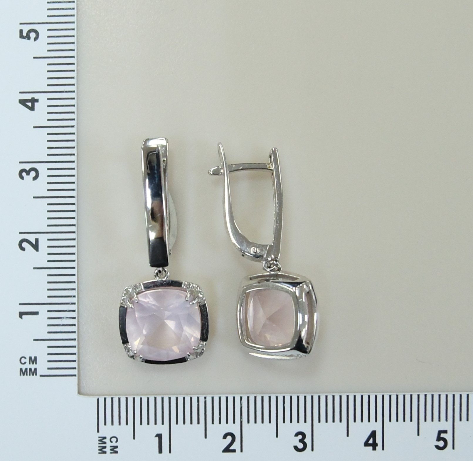 Серьги из белого золота с розовым кварцем